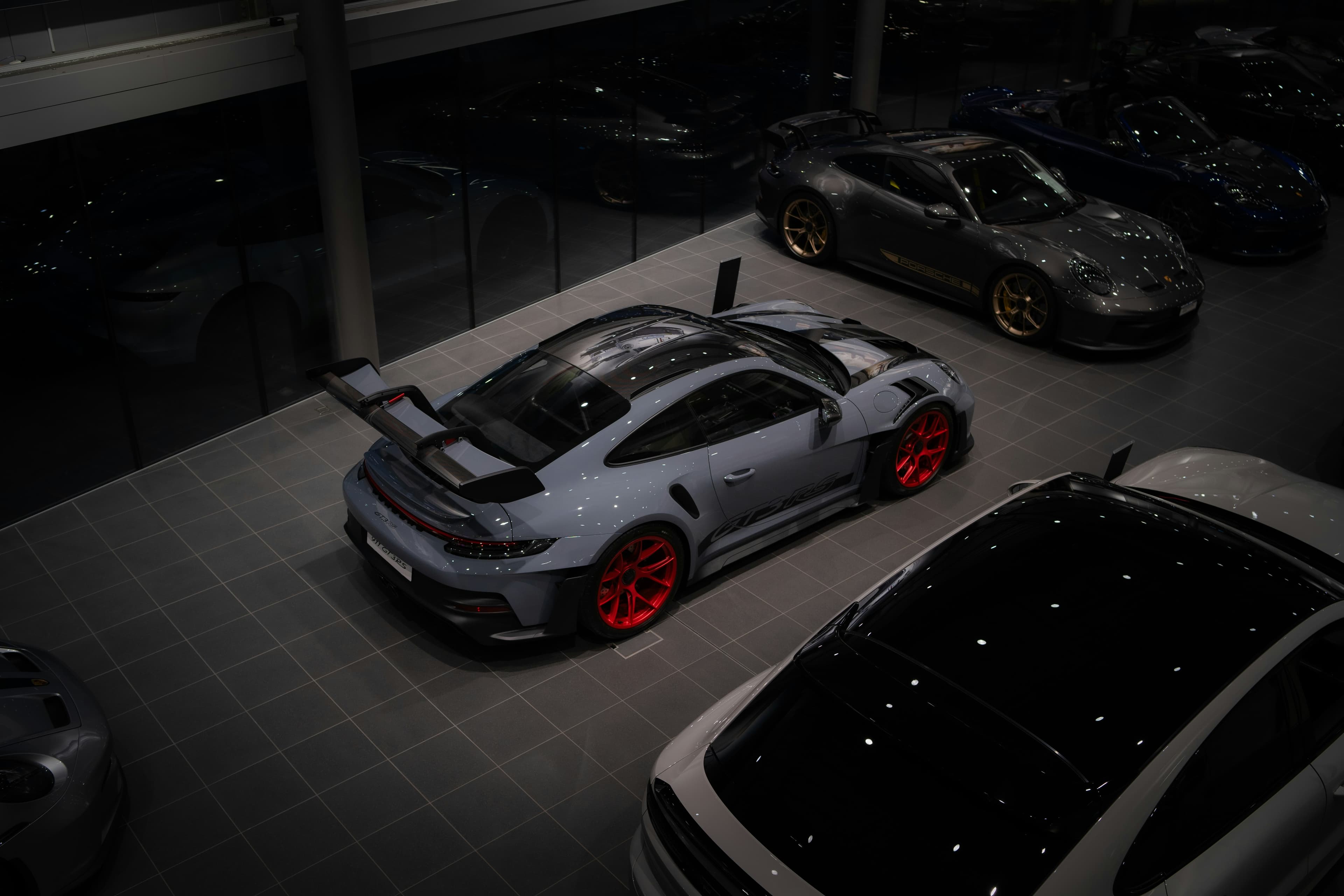سيارات فاخرة مختارة من Autobahn